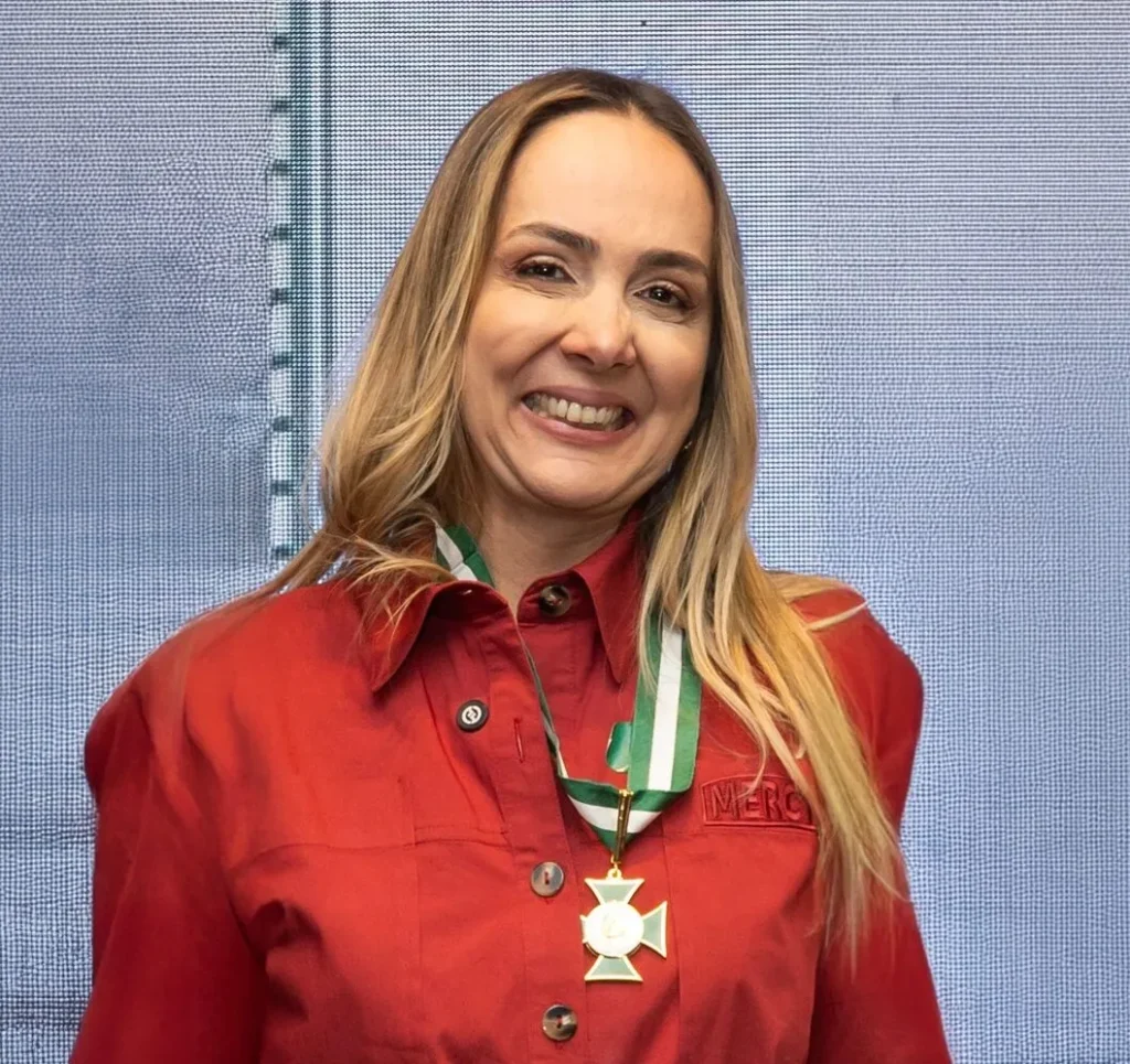 Priscila Felizola recebe Colar e Diploma de Mérito Gumersindo Bessa do TCE de Sergipe