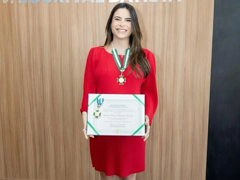 Yandra Moura recebe maior honraria do Tribunal de Contas de Sergipe