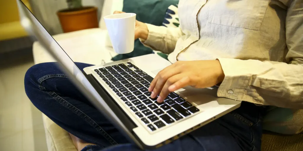 Proporção de trabalhadores em home office cai para 7,9% em 2024, indica IBGE
