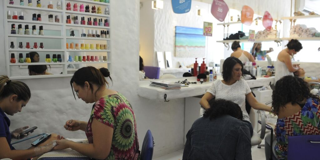 Um em cada quatro trabalhadores por conta própria tem CNPJ, diz IBGE
