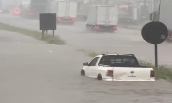 Chuva intensa causa alagamentos e rompe adutora em Umbaúba (SE)