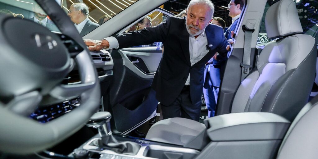 Lula inaugura 31º Salão do Automóvel e defende protagonismo brasileiro na transição energética