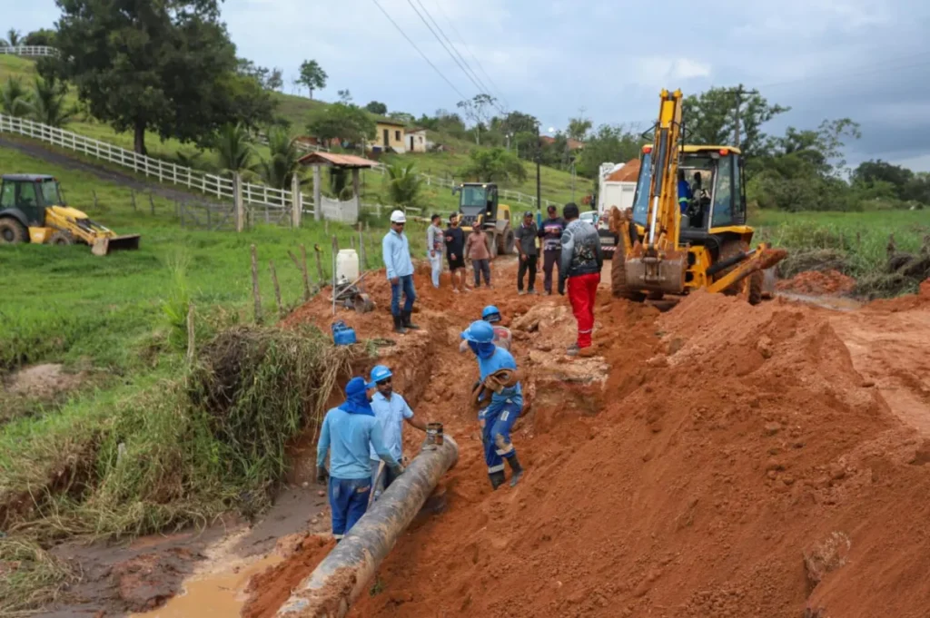 Jeferson Andrade acompanha reparos em estrada e adutora afetadas pelas chuvas em Umbaúba