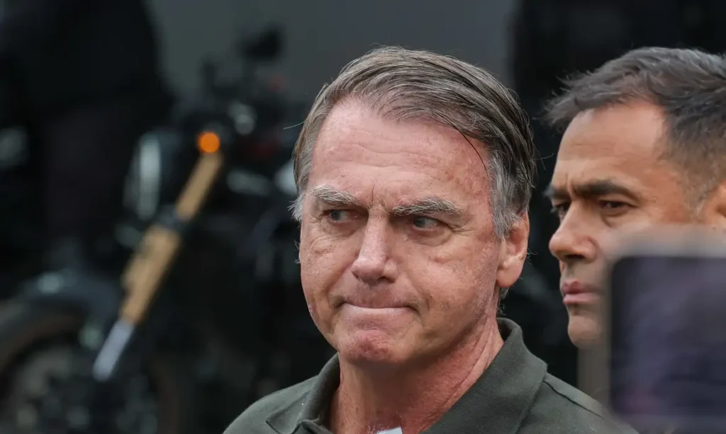 “Pior do que chefe de facção”: Flávio Bolsonaro visita o pai na PF e critica condições do “cativeiro”