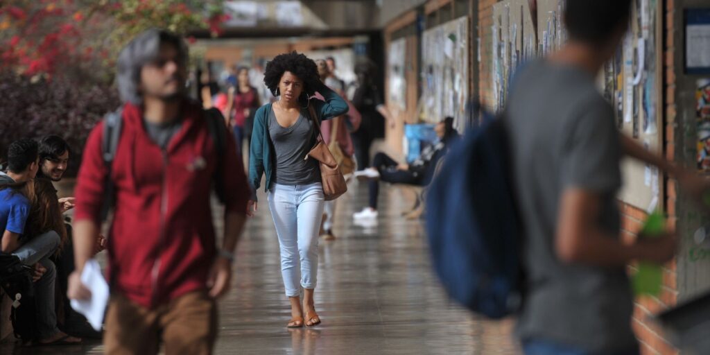 Estudantes concluintes fazem Enade 2025 neste domingo em todo o país