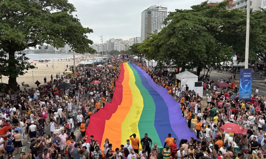 Parada do Orgulho LGBTI+ do Rio celebra três décadas com ato em Copacabana