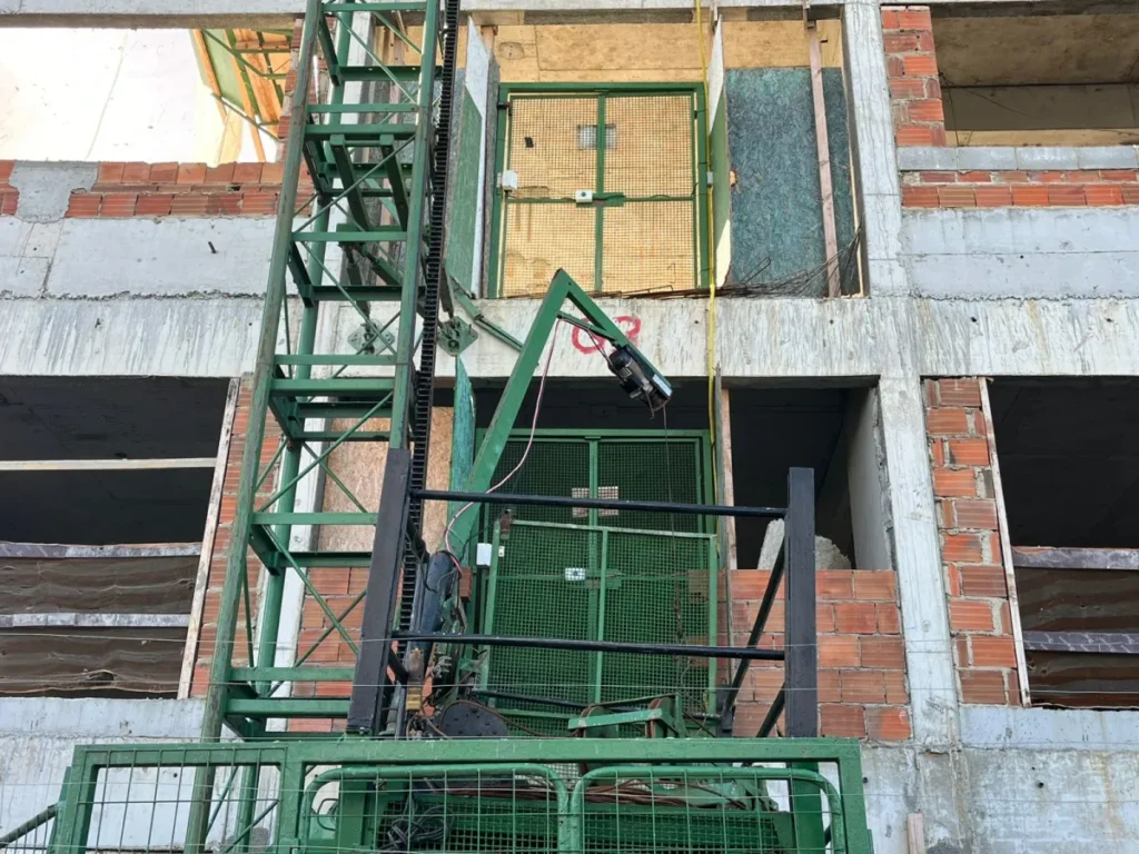 Crea-SE inspeciona obra após queda de elevador que feriu duas pessoas no Bairro Atalaia