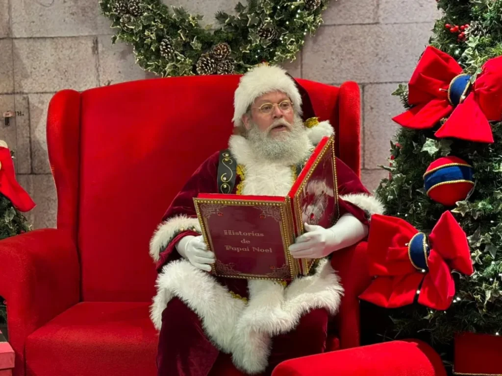 Papai Noel realiza sessões de contação de histórias no RioMar Aracaju