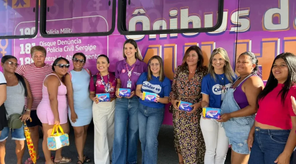 Ônibus da Mulher leva serviços e orientações a moradoras da Barra dos Coqueiros