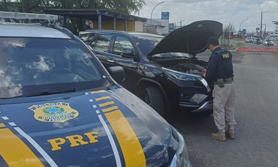 PRF recupera SUV furtado e prende motorista na BR-235, em Itabaiana