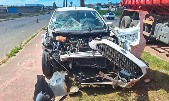 Colisão entre carro e caminhão deixa motorista ferido em Nossa Senhora do Socorro