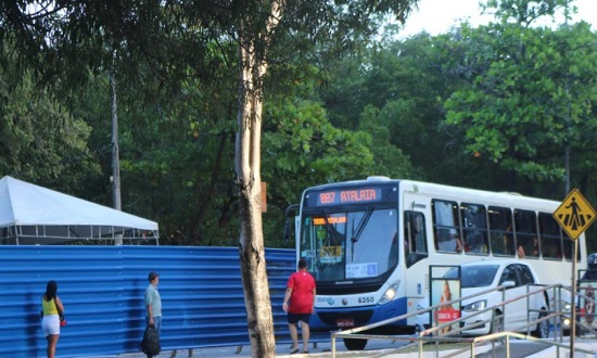 SMTT transfere ponto de ônibus na Avenida Beira-Mar durante obras na ponte Godofredo Diniz