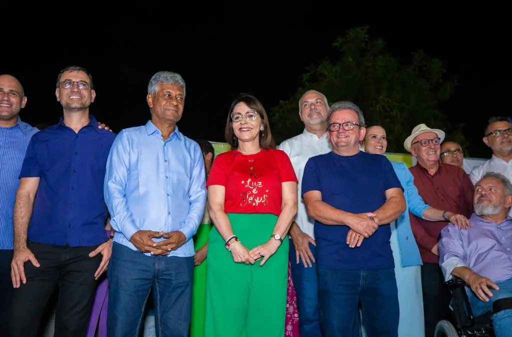 Prefeita Emília Corrêa acende iluminação e inaugura temporada natalina em Aracaju