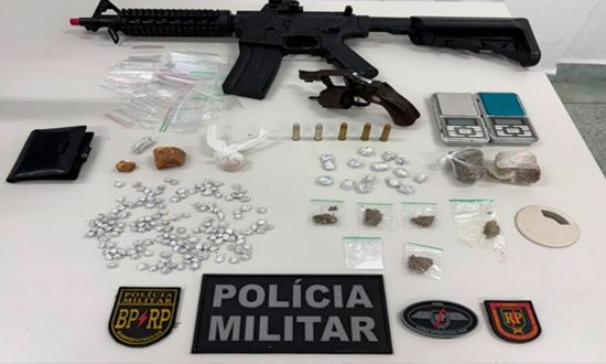 Três homens são presos por tráfico de drogas e porte de arma no Coroa do Meio