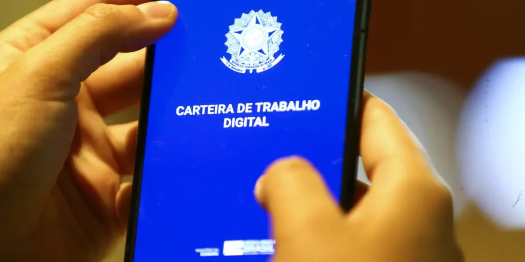 Desemprego recua para 5,4% e atinge menor nível da série histórica do IBGE