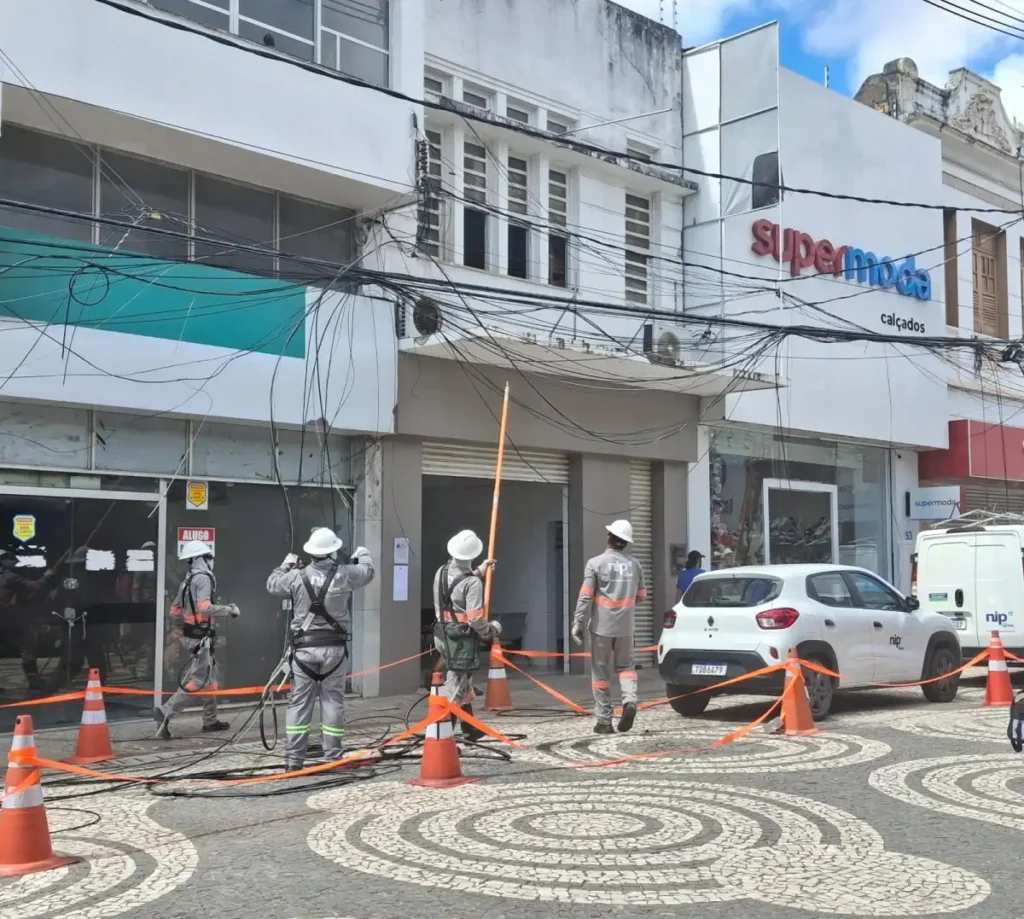 Energisa amplia mutirão e remove cabos clandestinos no Centro de Aracaju