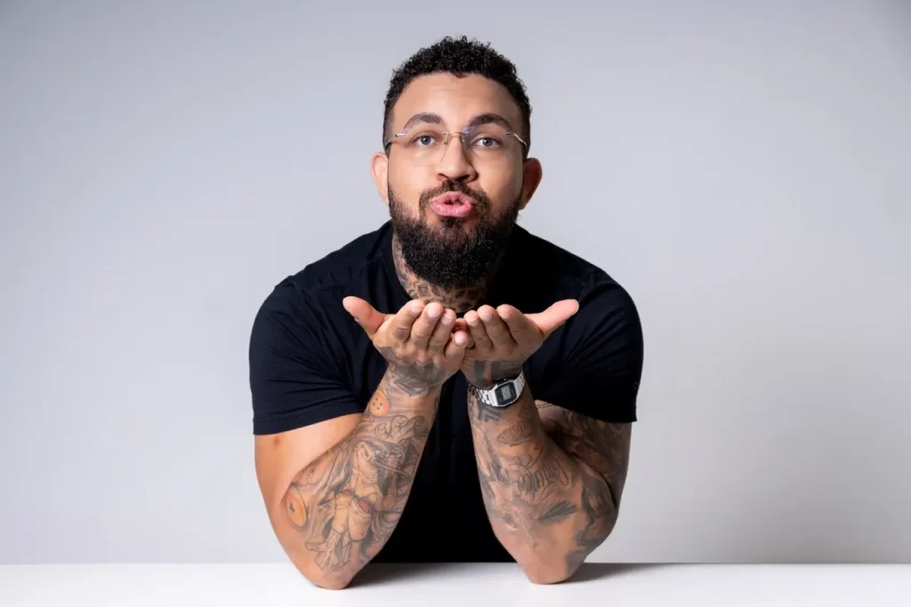 Ramon Coxinha apresenta edição especial do stand-up “Artista Local” em Aracaju