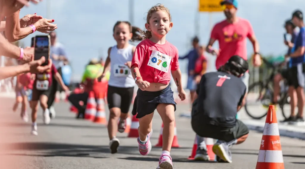 IronKids leva 200 crianças à Orla da Atalaia e confirma nova edição em 2026
