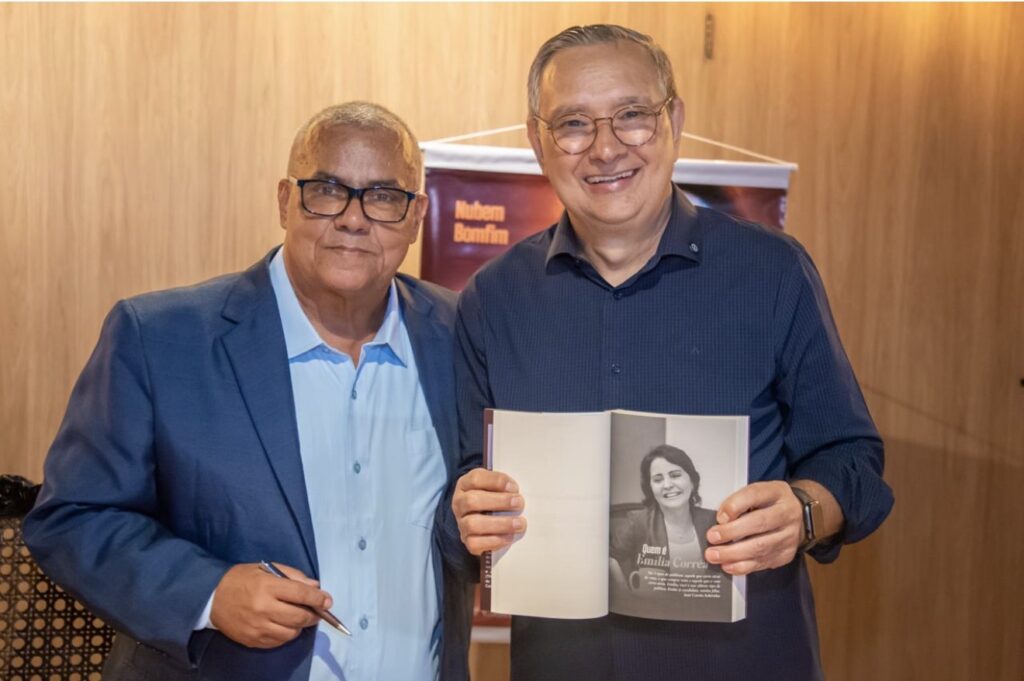 Eduardo Amorim prestigia lançamento de livro que apresenta a vitória eleitoral de Emília em 2024
