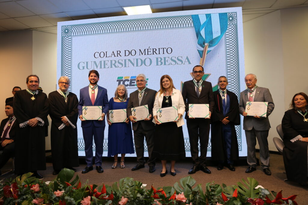 Membro do MPT é agraciado com colar e diploma do Mérito Gumersindo Bessa no TCE-SE