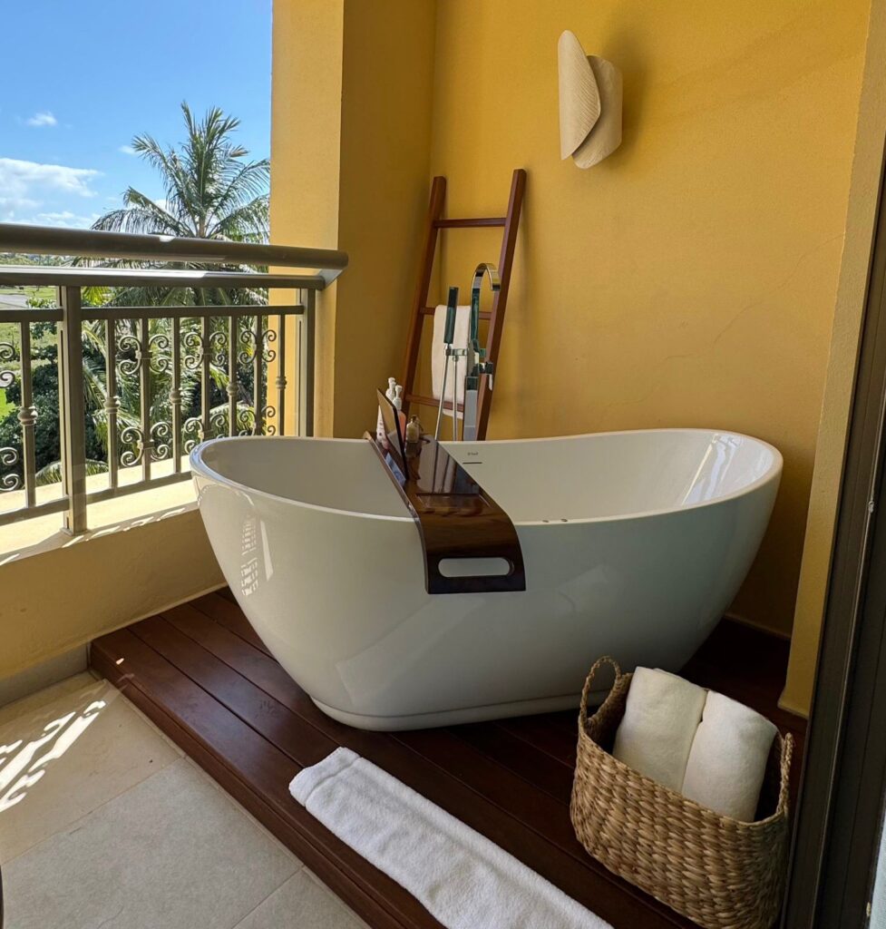 Agente de viagens Carol Asencio conhece novas suítes exclusivas do Iberostar Waves Bahia a convite da rede