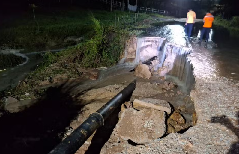 Rompimento de adutora em Umbaúba após fortes chuvas interdita via e mobiliza autoridades