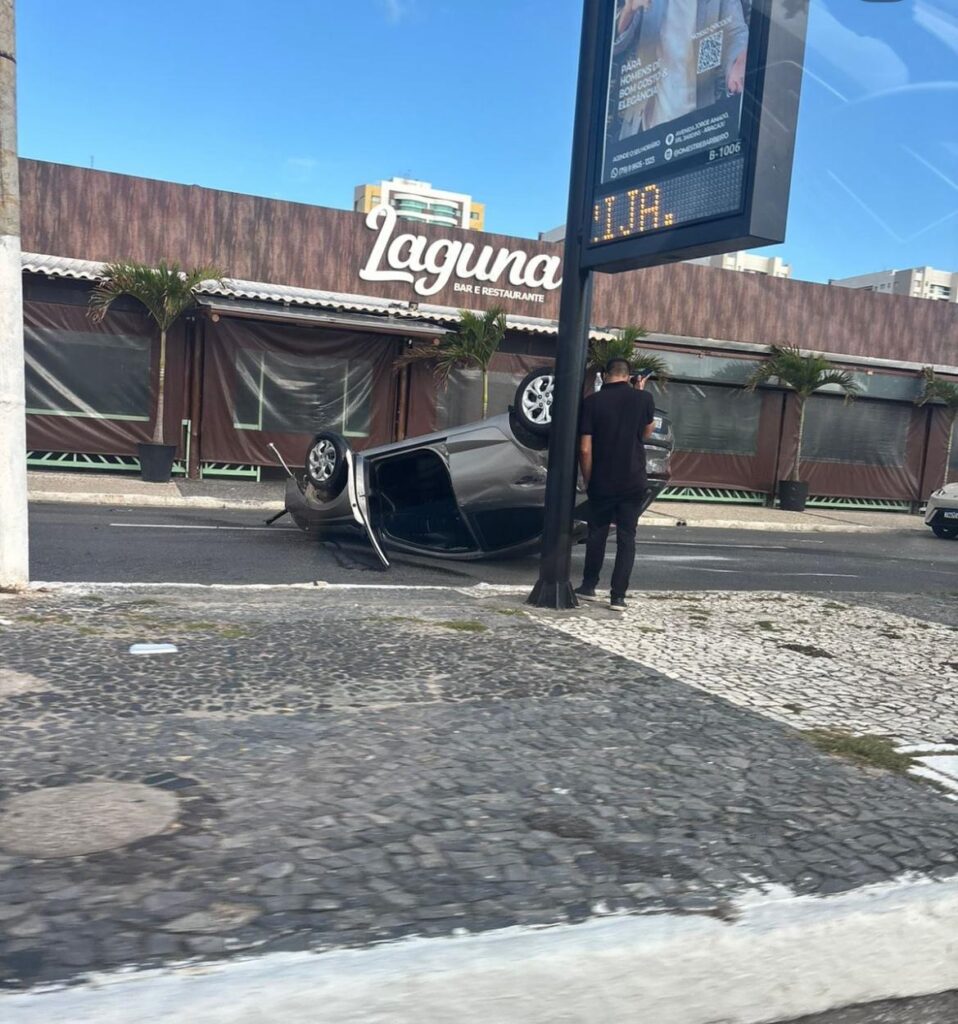 Carro capota na Passarela do Caranguejo, e, Aracaju