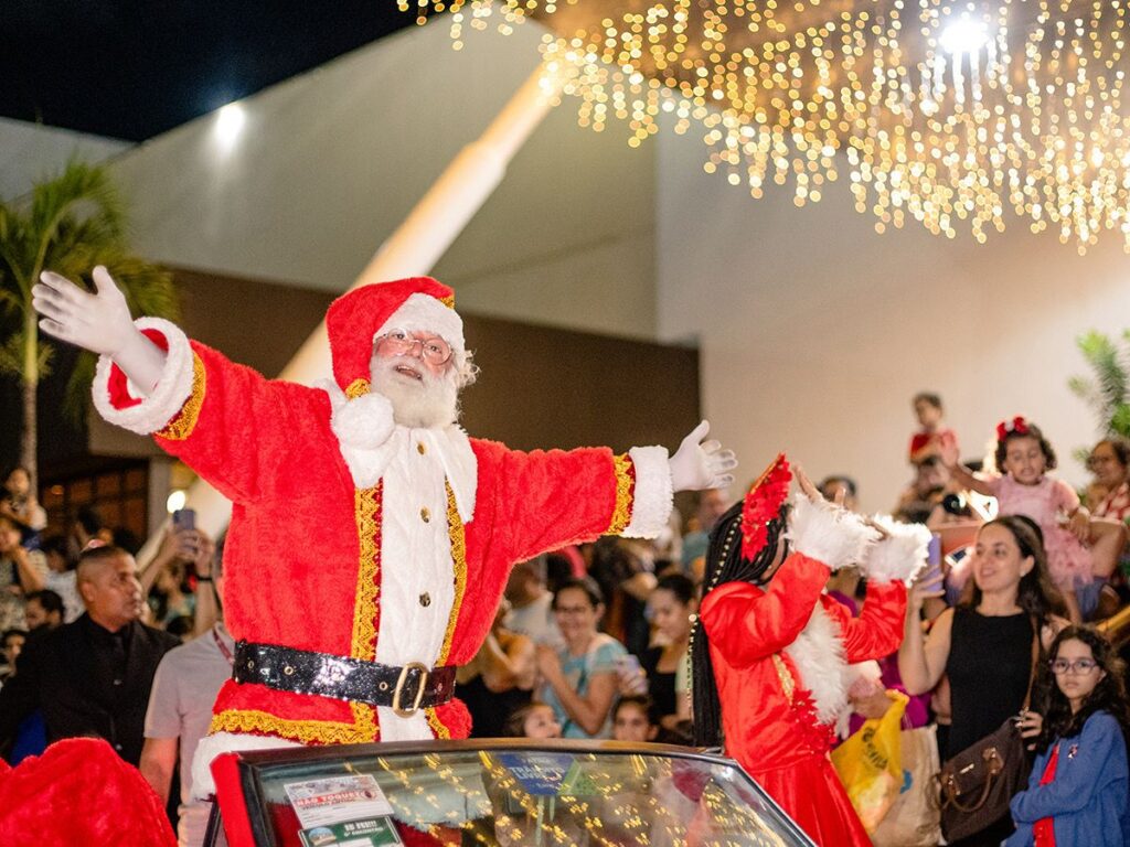 Parada natalina celebra a chegada do Papai Noel em Aracaju