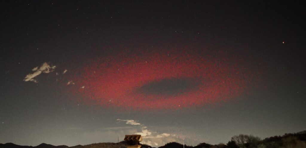 Céu de Possagno se Veste de Vermelho — Fenômeno Espetacular Desafia a Noite