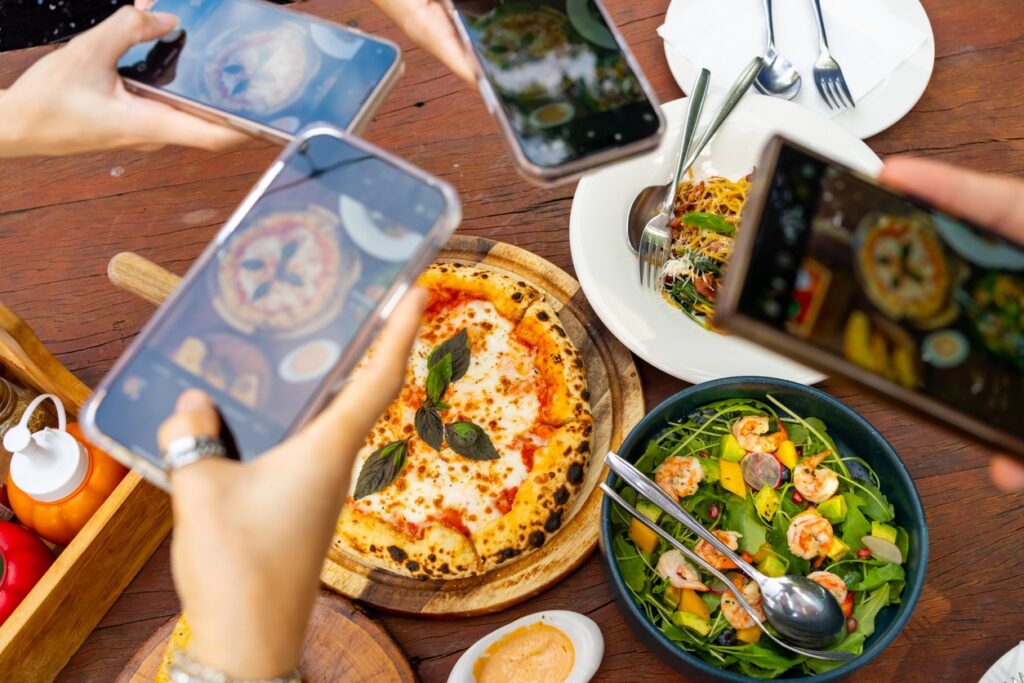 Viagens e alimentação fora de casa: como se cuidar em meio à correria?