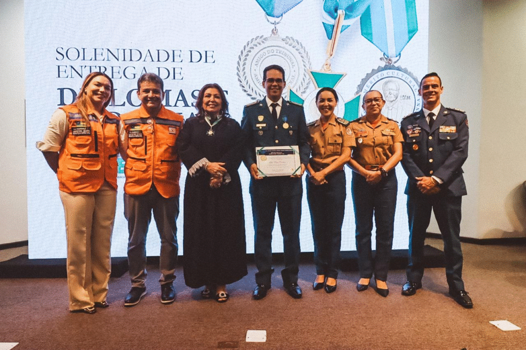 Comandante-geral do Corpo de Bombeiros recebe medalha do Tribunal de Contas de Sergipe