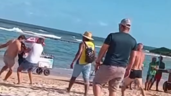 Confusão em praia do Recife: Homens são flagrados cometendo ato obsceno e um deles é agredido por banhista