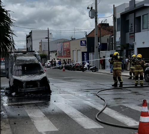 Ambulância de Moita Bonita pega fogo em Itabaiana.