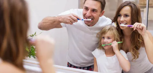 Você realmente precisa escovar os dentes justo antes de dormir?