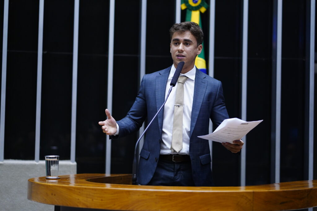 “Nikolas Ferreira acusa Moraes de agir com ‘mente doentia’ após prisão preventiva de Bolsonaro”