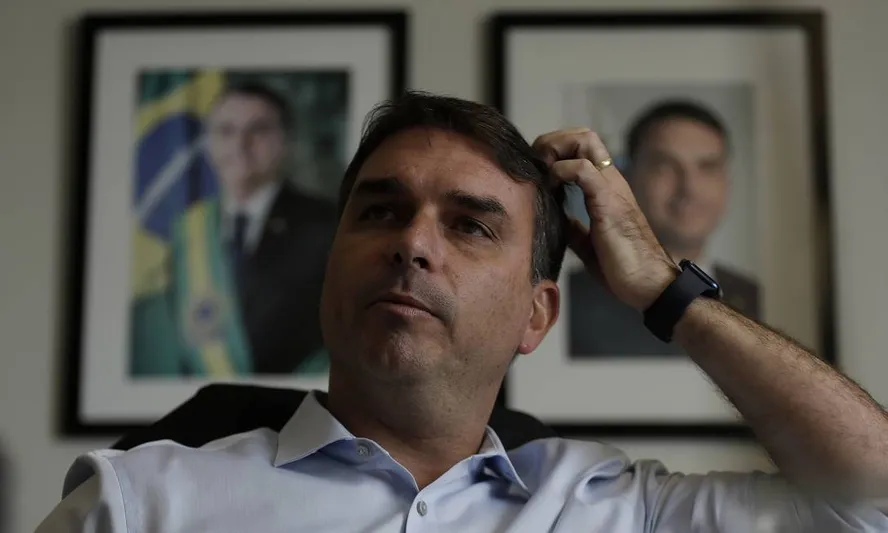 Flávio Bolsonaro rejeita versão de fuga do pai e questiona fundamentos da prisão preventiva