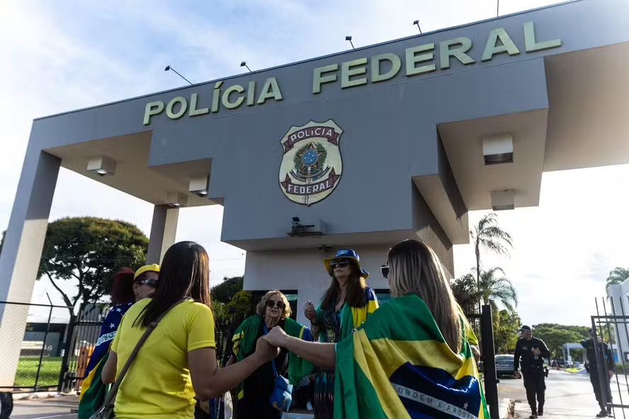 rações e manifestações acaloradas marcam mobilização em frente à PF após prisão de ex-presidente
