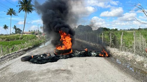 Moradores de Itabaiana bloqueiam via e cobram solução definitiva contra poeira e caminhões da Pedreira