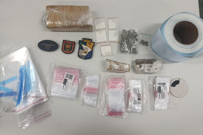 Radiopatrulha apreende drogas em apartamento no bairro Jabotiana