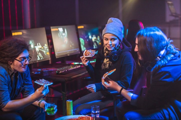 Bebidas, snacks e performance: marcas do setor alimentício estão conquistando o público gamer