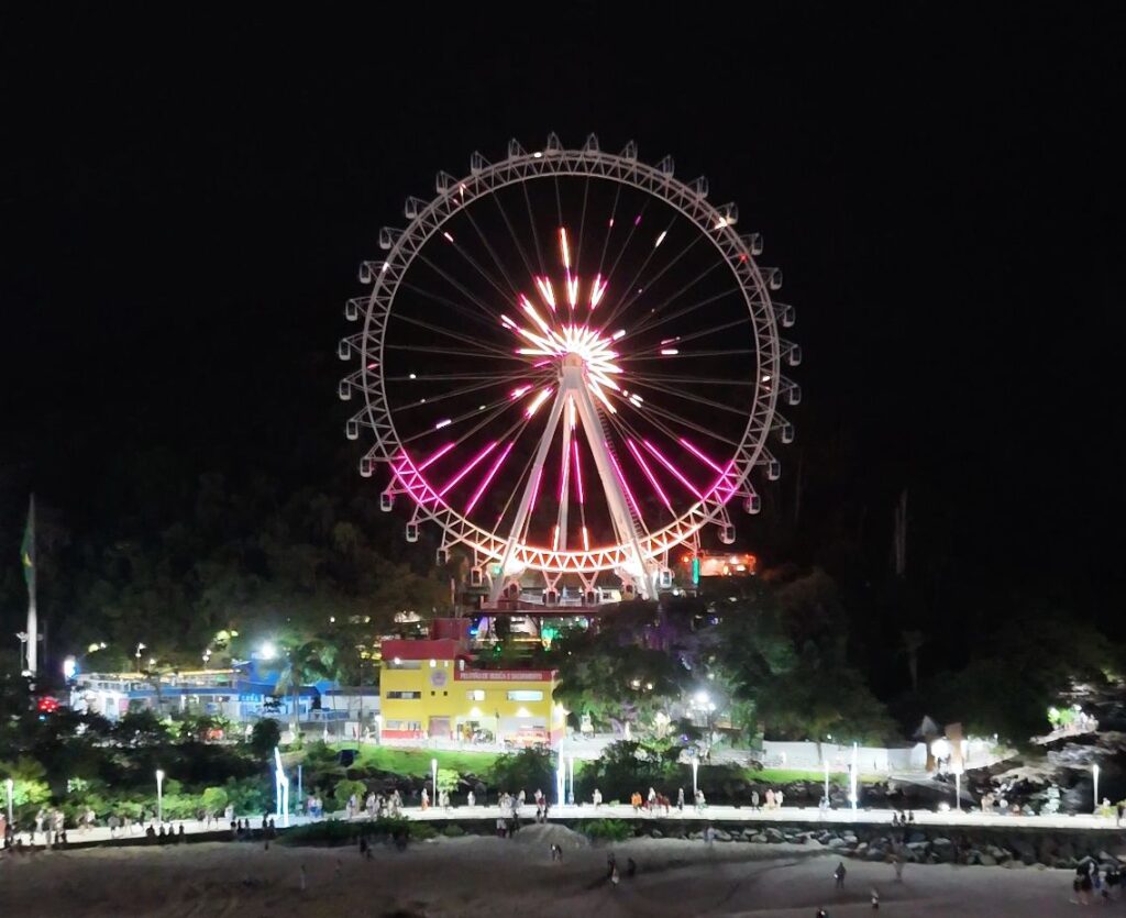Show de Vitor Kley, teste de fogos e nova marca “Roda FG” marcam os 5anos da roda-gigante em Balneário Camboriú