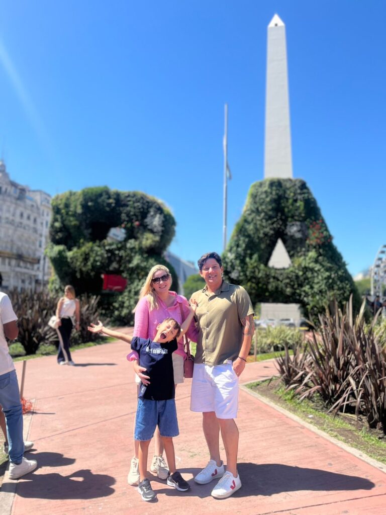 Premiada na Casa Cor 2025, Lúcia Helena Magalhães brinda sucesso com viagem em família