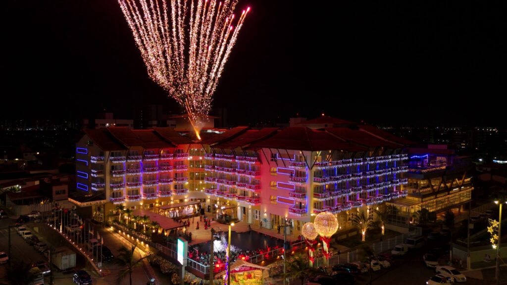 Espetáculo de luzes e arte marca a inauguração oficial do Natal no VIDAM Hotel