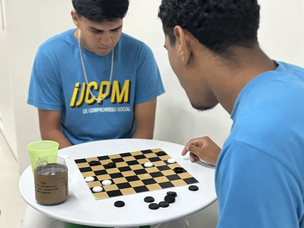 Instituto em Aracaju incentiva leitura, crochê e jogos de tabuleiro para reduzir excesso de telas