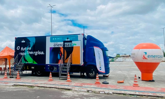 Caminhão da Energisa percorre Sergipe para trocar lâmpadas de famílias da Tarifa Social
