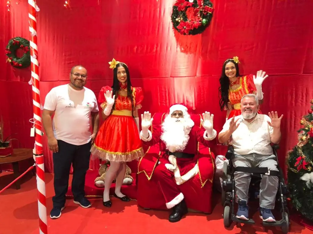 Papai Noel PcD desembarca de helicóptero em shopping de Aracaju e marca Natal inclusivo