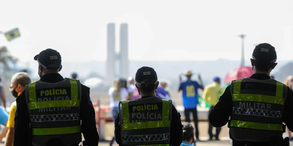 Governo reajusta salários de policiais e bombeiros do Distrito Federal e de ex-territórios
