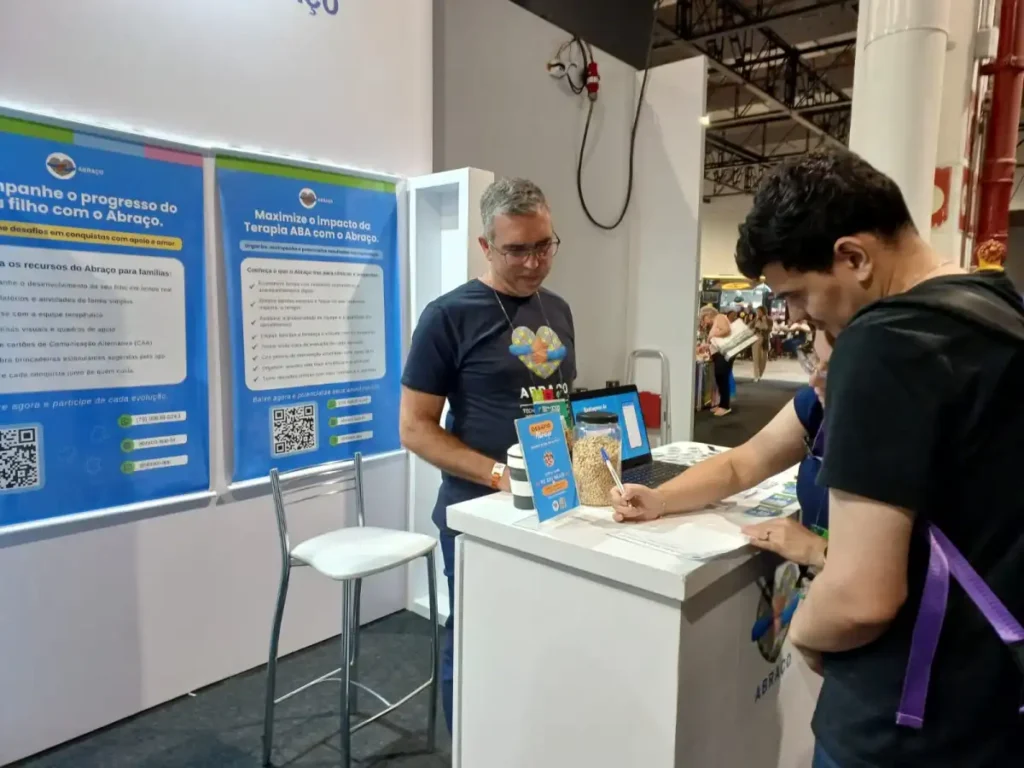 Startup Abraço atrai grande público na EXPOTEA 2025 com estande interativo