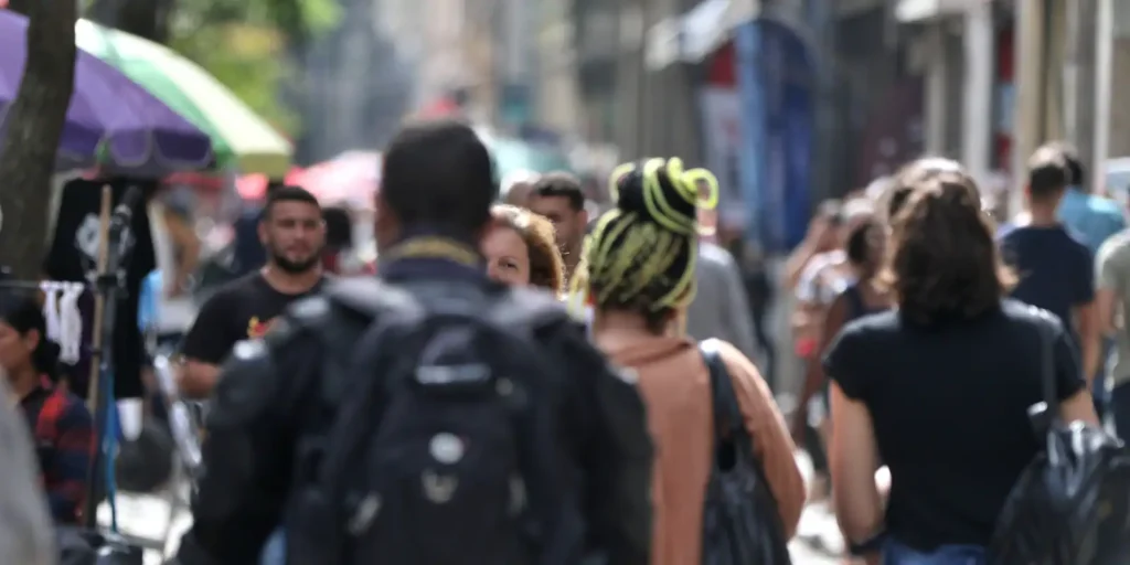 Profissionais negros em cargos de direção recebem 34% menos que brancos, indica IBGE