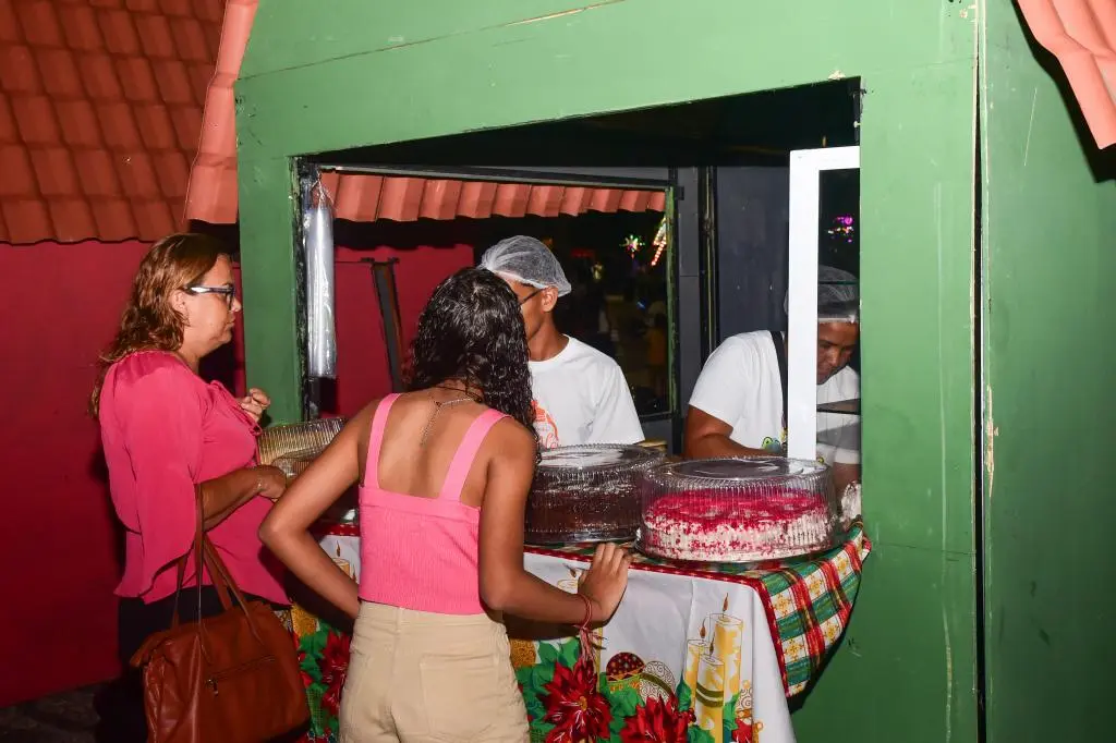 Ambulantes preveem aumento nas vendas com programação natalina em Aracaju